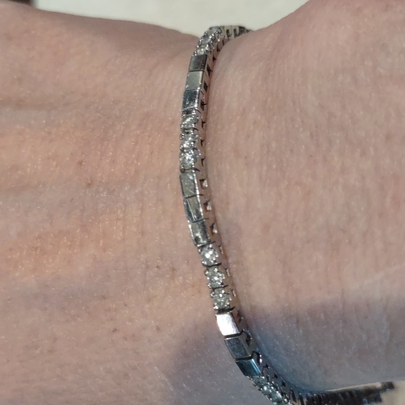 14 Kt White Gold Diamond Tennis Bracelet - Picture 2 of 10